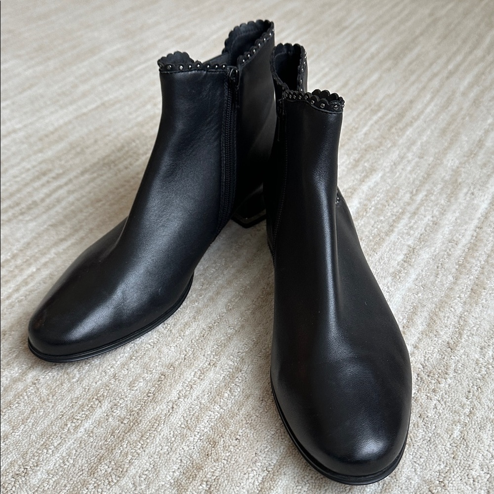 Like New: VANELi Women's Vaneli Aska Chelsea Boot Studded Black Size 8.5